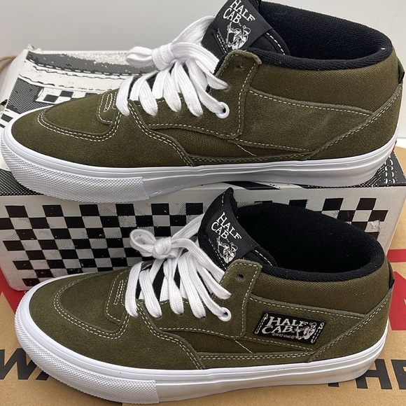 Vans WMNS Skate Half Cab Dark Olive
VN0A5FCDDOL
Sneakers - Picture 2 of 16